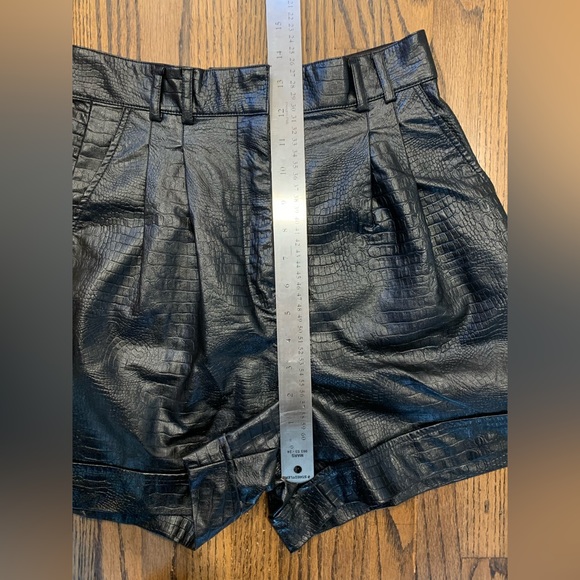 Crocodile faux leather shorts - Picture 5 of 7